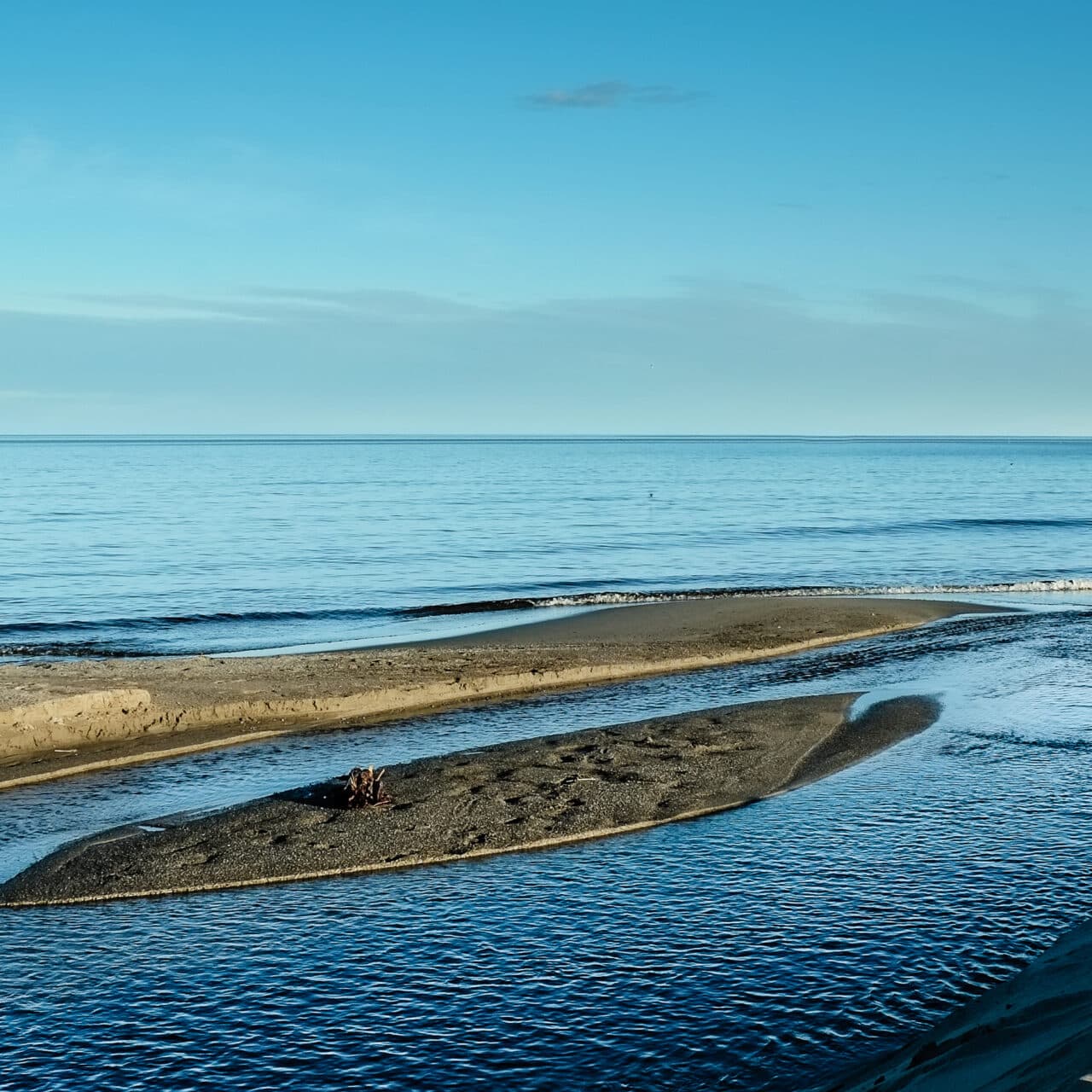 Vy över sand och öppet hav i Salusand, Ångermanland