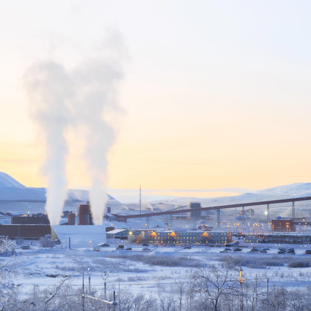 Ett stort fabriksområde i vinterlandskap