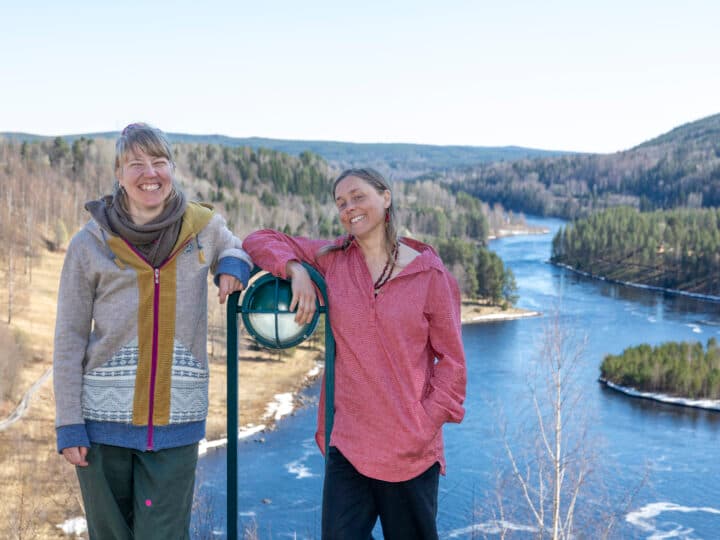 Projektledarna Helena och Malin med den vackra älvdalen i bakgrunden