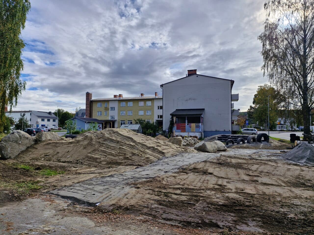 Platsen, jordhögar har skapats på den tidigare platta gräsmattan, här ska trädgården byggas
