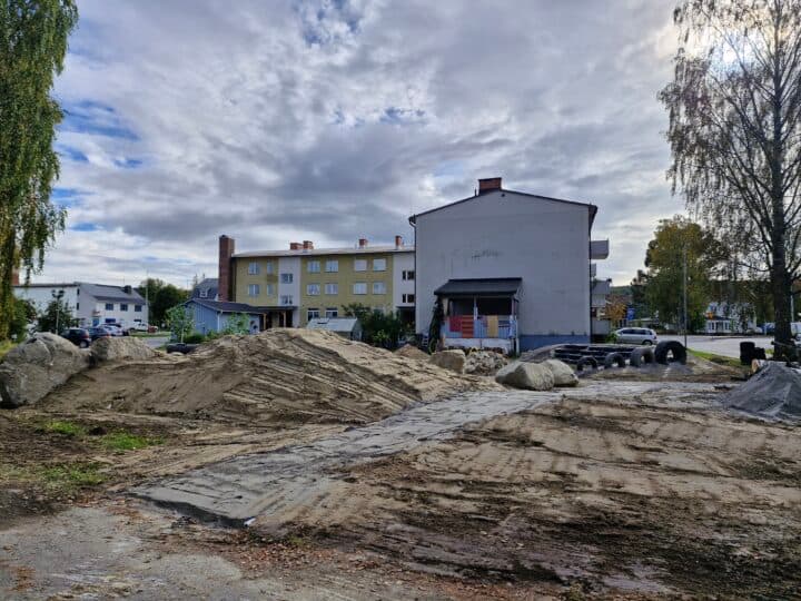Platsen, jordhögar har skapats på den tidigare platta gräsmattan, här ska trädgården byggas